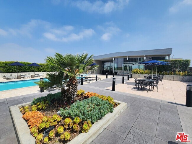 Building Photo - 3785 Wilshire Blvd