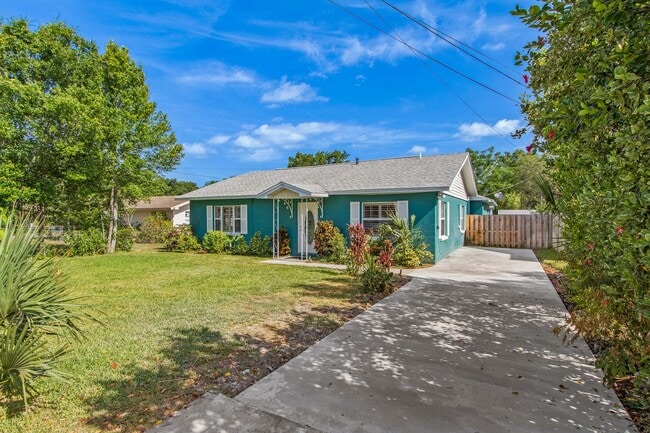 Building Photo - Eustis 2/2 w/ attached 1/1 In-law Suite.