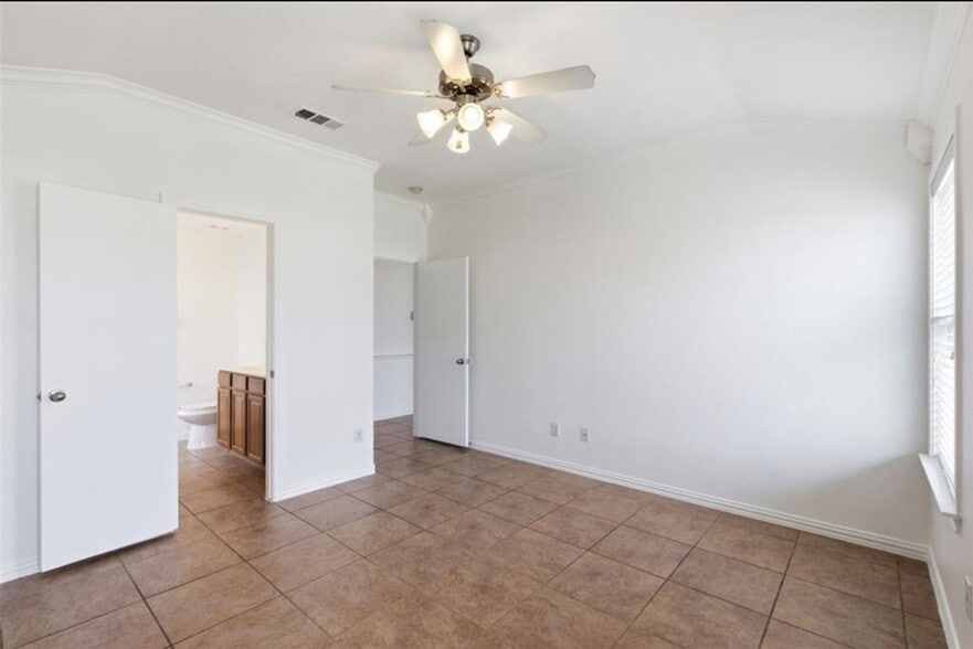 Building Photo - 1613 Grassy View Dr