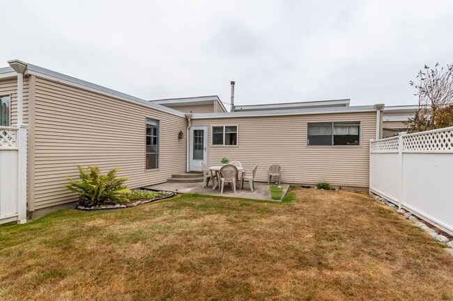 Building Photo - Fully Furnished 2 Bed 1 Bath Condo (Water/Sewer/Trash included)