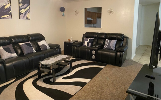 Building Photo - 512 N Chicago Ave