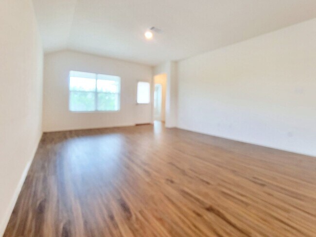 Building Photo - Modern & Spacious 3BR/2BA Home with Covere...
