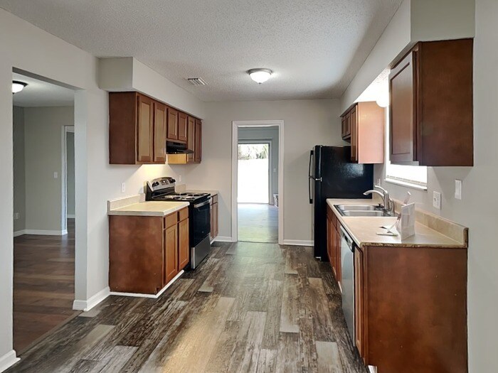 Building Photo - 595 Charles Carroll St