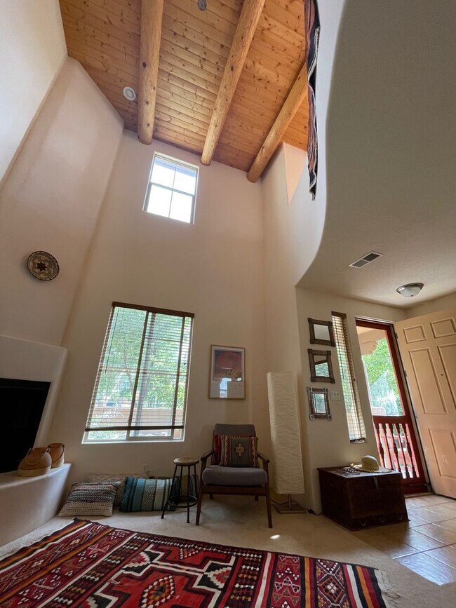 Building Photo - Beautiful Fully Furnished 2 Bedroom Townho...