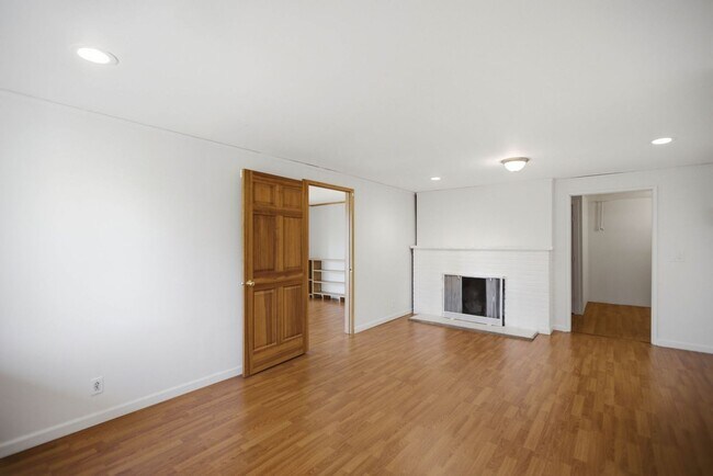 Building Photo - Spacious 4 Bed 2.5 Bath Home with Panoramic Views in Magnolia