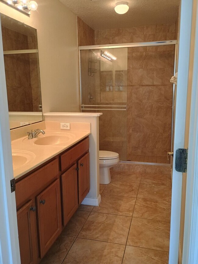 Building Photo - 3/2.5 Townhouse upgraded! UCF students welcome