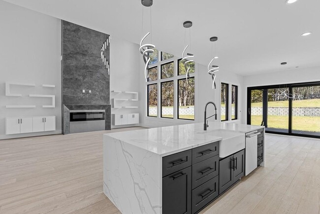 Building Photo - 555 Versailles Dr