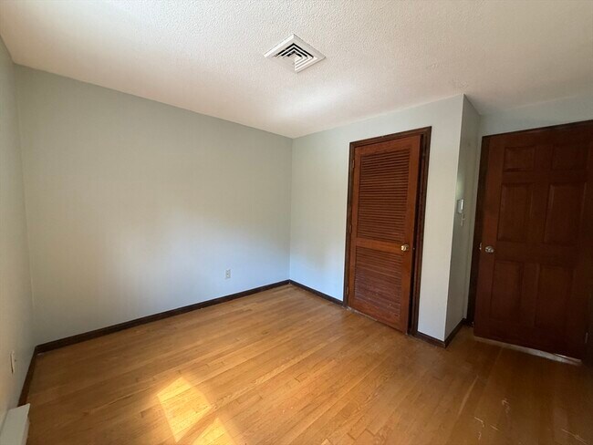 Building Photo - 9 Brookdale Cir