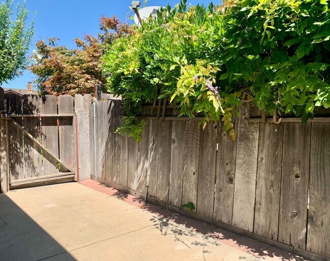Building Photo - Back to School Special ALL Utilities Paid in Turlock