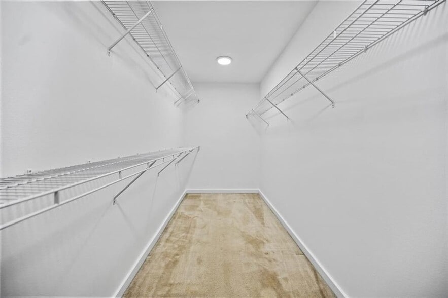 Building Photo - 920 Memorial Dr SE