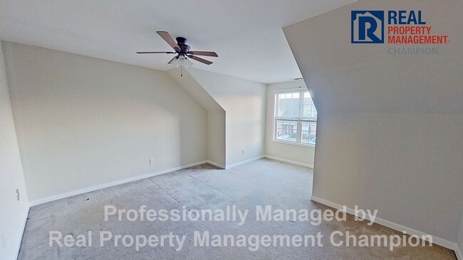 Building Photo - 3 Bedroom Townhome near Monkey Junction