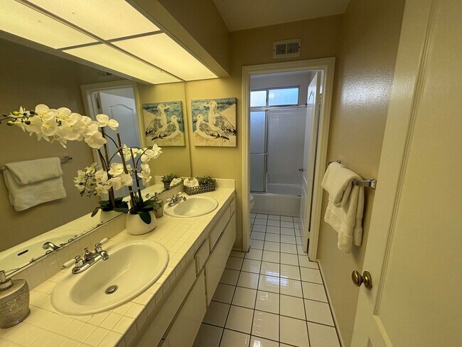 Building Photo - Spacious 4-Bedroom Home in Valencia's Nort...