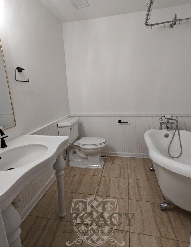 Building Photo - 1101C Biltmore Dr