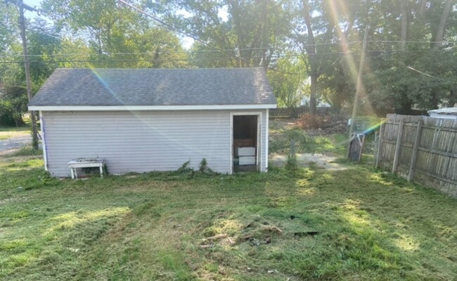 Building Photo - Large Yard & Garage! - $490 Month / $800 Down