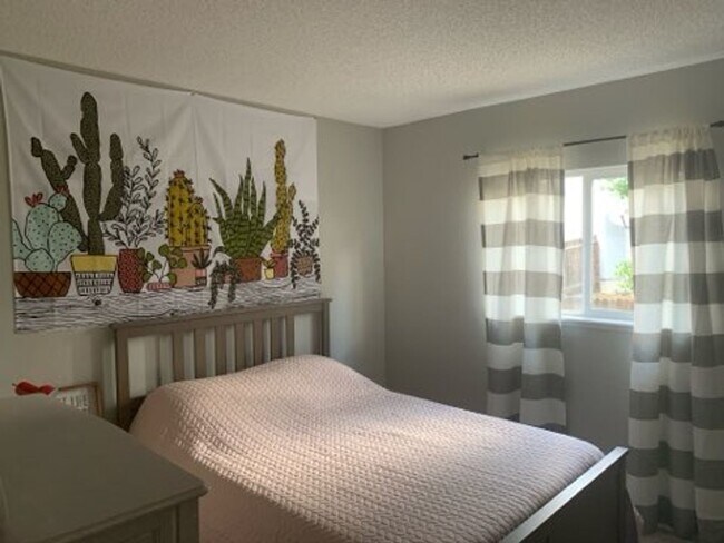 Building Photo - Huge room in a large shared home, private bathroom, great neighborhood, friendly roommates!