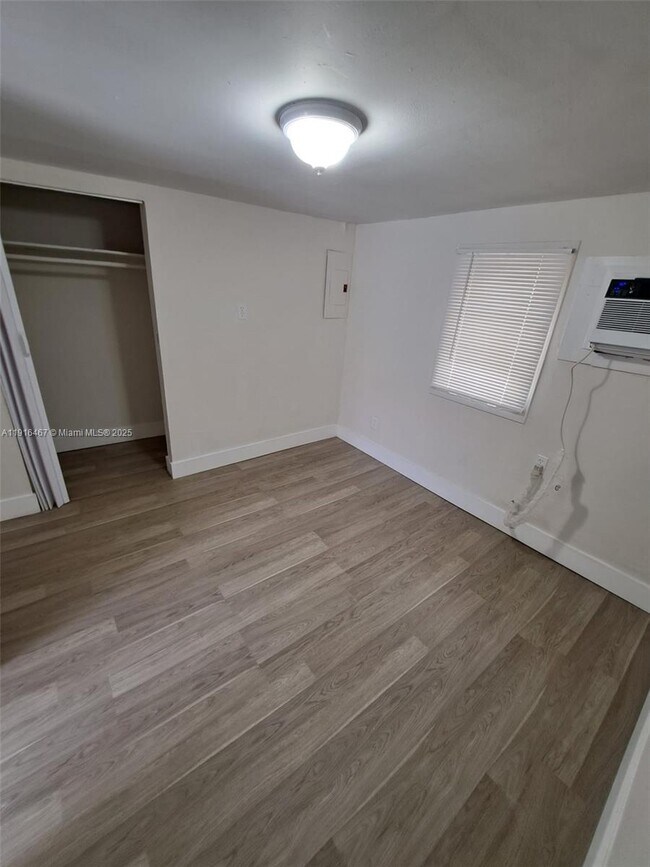 Building Photo - 1362 SW 2nd St