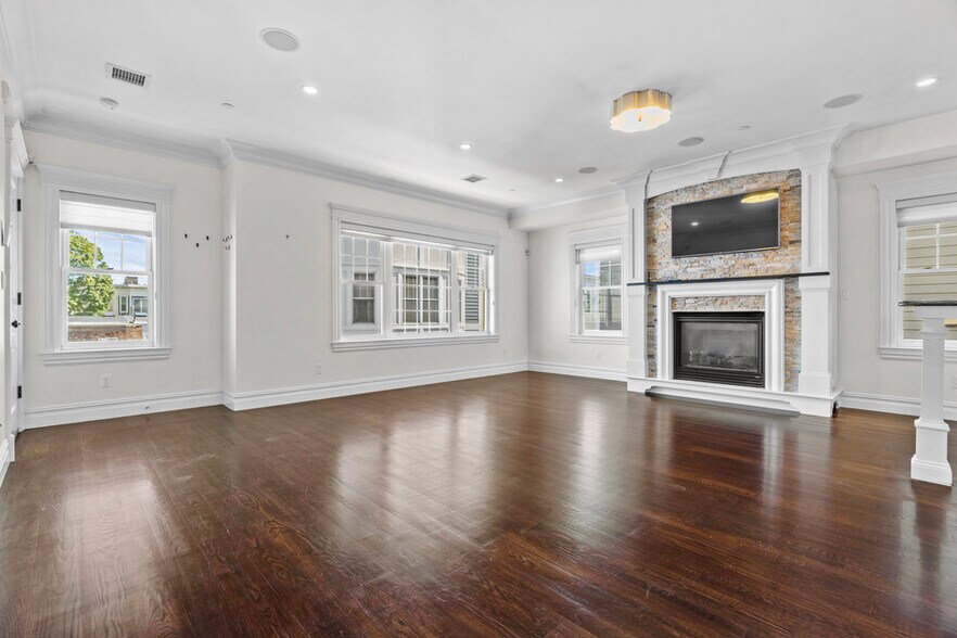 Building Photo - 161 Tudor St