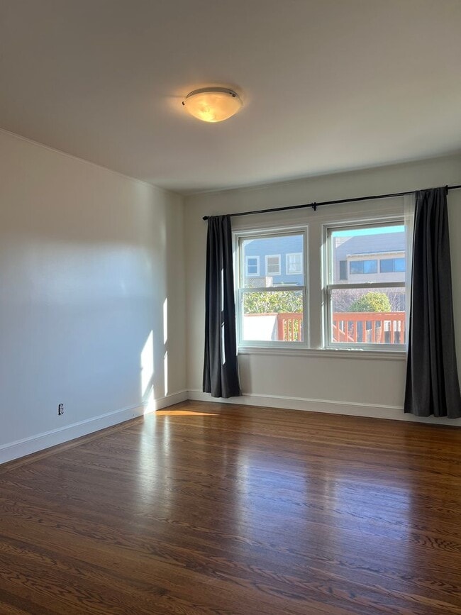 Building Photo - SPACIOUS PARKSIDE SINGLE-FAMILY HOME WITH ENCLOSED PATIO — AVAILABLE NOW!