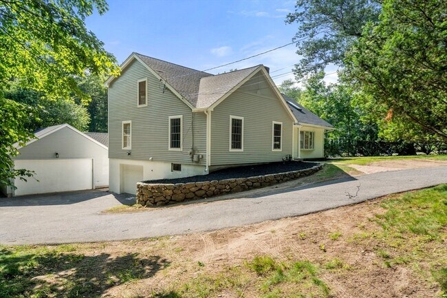 Building Photo - 576 Grove St