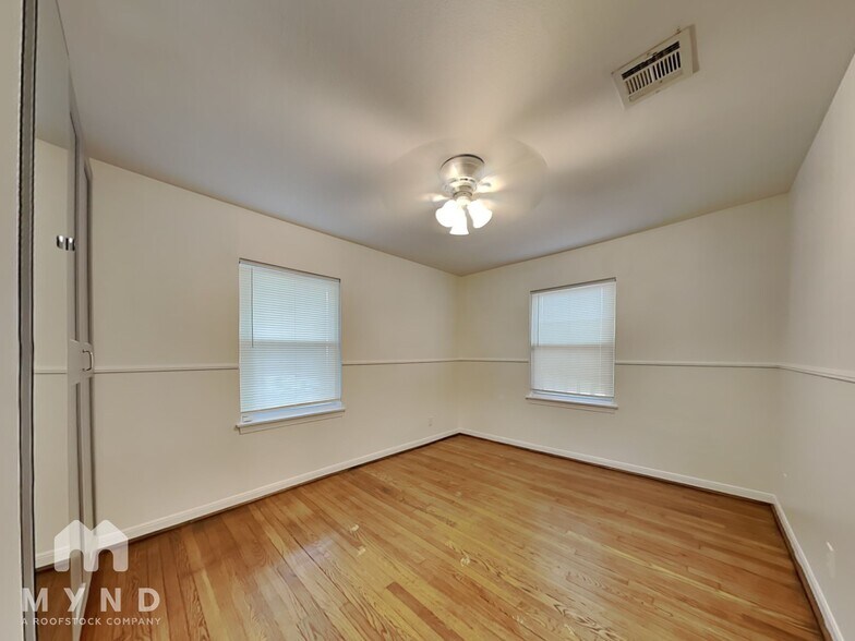 Building Photo - 6907 Schiller St