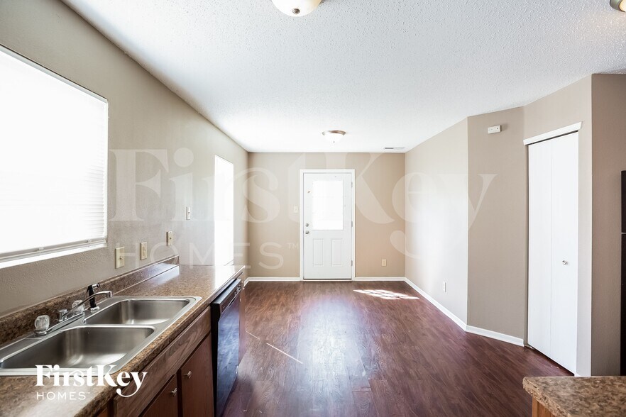 Building Photo - 1331 Ellington Dr
