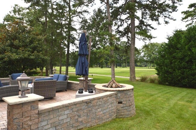 Building Photo - 498 Country Club Dr