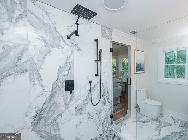 Building Photo - 2908 N Hills Dr NE