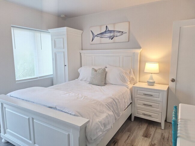 Building Photo - LONG TERM FURNISHED EFFICIENCY