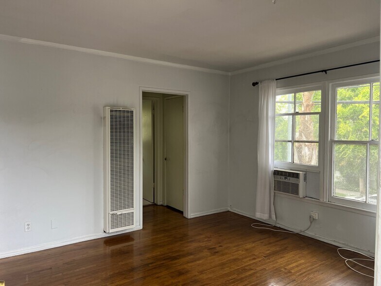 Building Photo - 873 N Hoover St