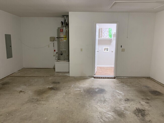 Building Photo - 3626 English Oak Dr