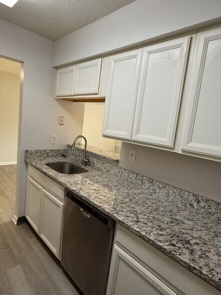 Building Photo - 2005 Ravens Crest Dr