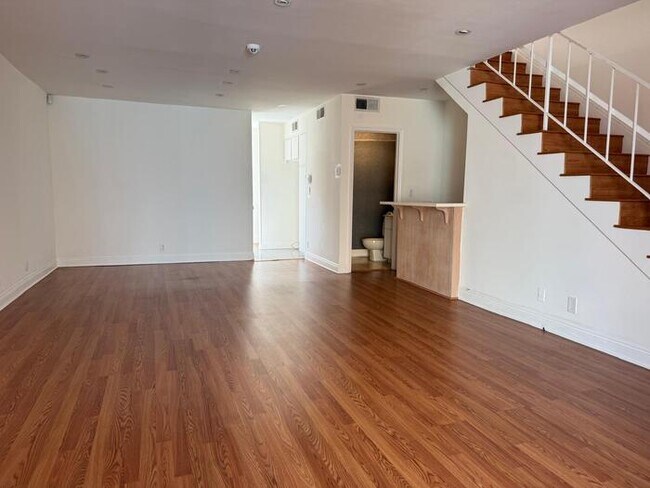 Building Photo - Sherman Oaks Townhome