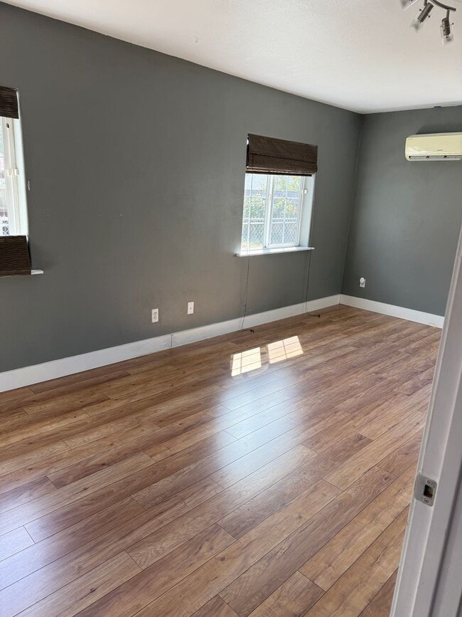 Building Photo - Unique, spacious 4-bdrm/3-bath Craftsman w...