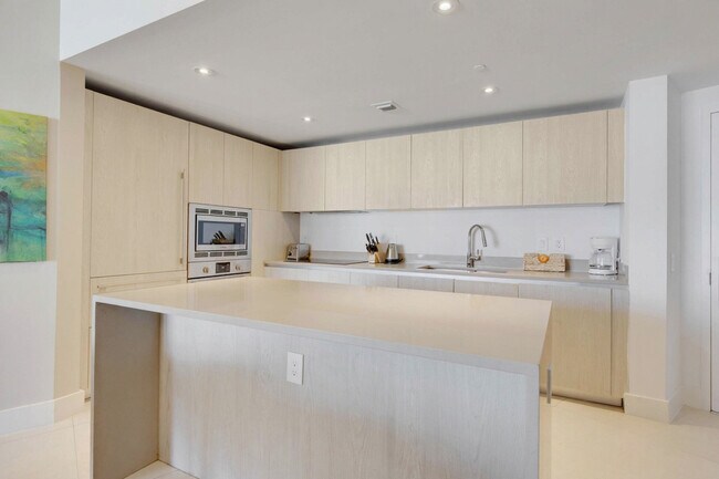 Building Photo - 4111 S Ocean Dr