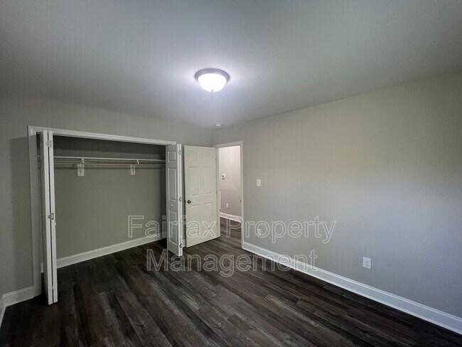 Building Photo - 2109 Hart St