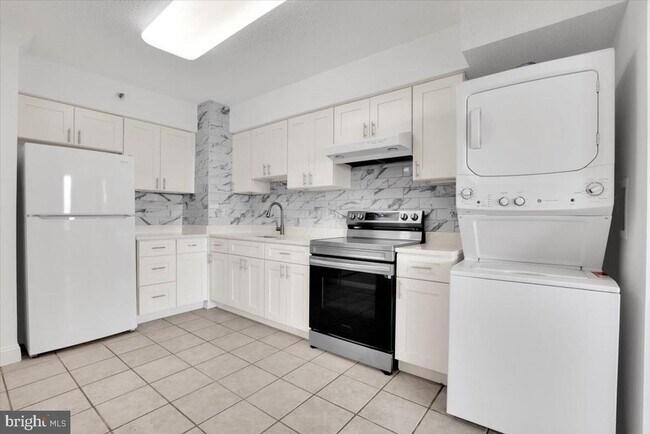 Building Photo - 3709 S George Mason Dr