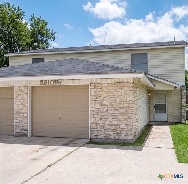 Building Photo - 2210 Cascade Dr