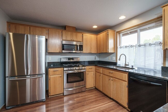 Building Photo - 3 Bedroom 2.5 Bath with workshop and fence...