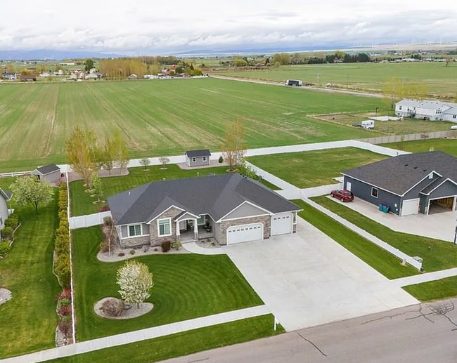 Building Photo - Beautiful Custom Home