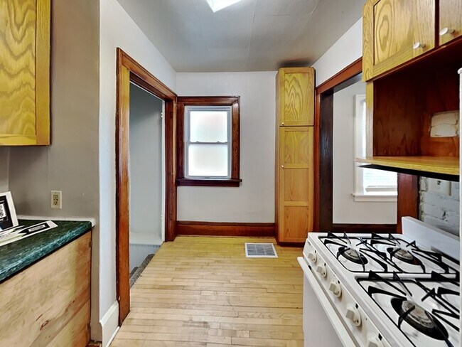 Building Photo - Quaint 2 Bedroom, 1 Bathroom House in Minn...