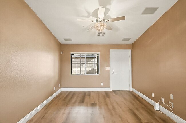 Building Photo - Beautiful, Single Story, 2 bed, 2 bath, To...