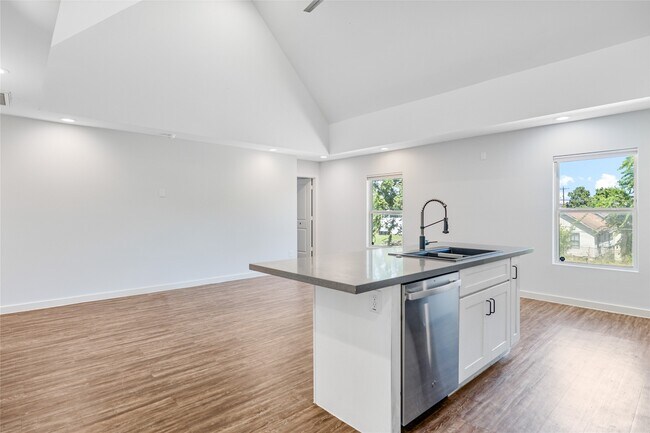 Building Photo - 3426 Tuam St