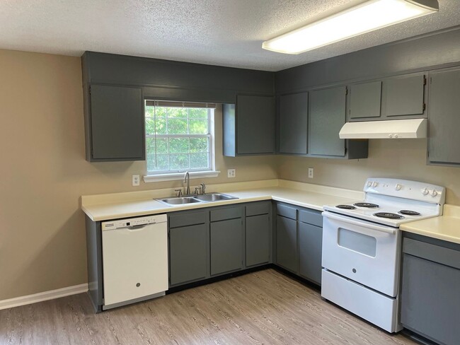 Building Photo - Riverbend Commons - Unit 205-C