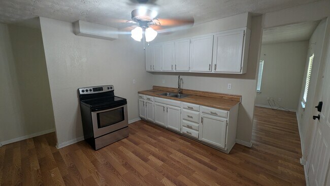 Building Photo - 1607 Bells Dr