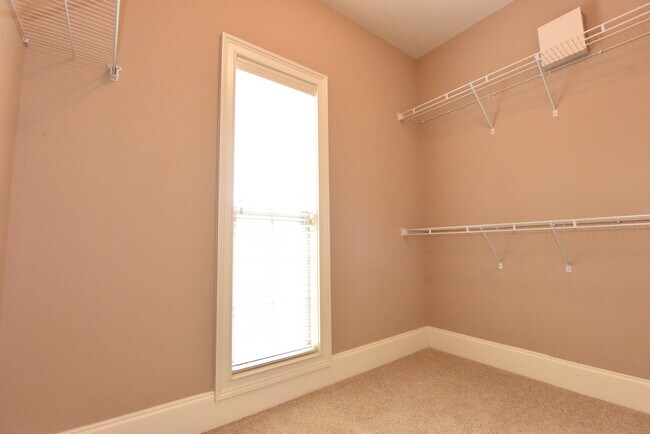 Building Photo - 1453 Cloverbrook Cir