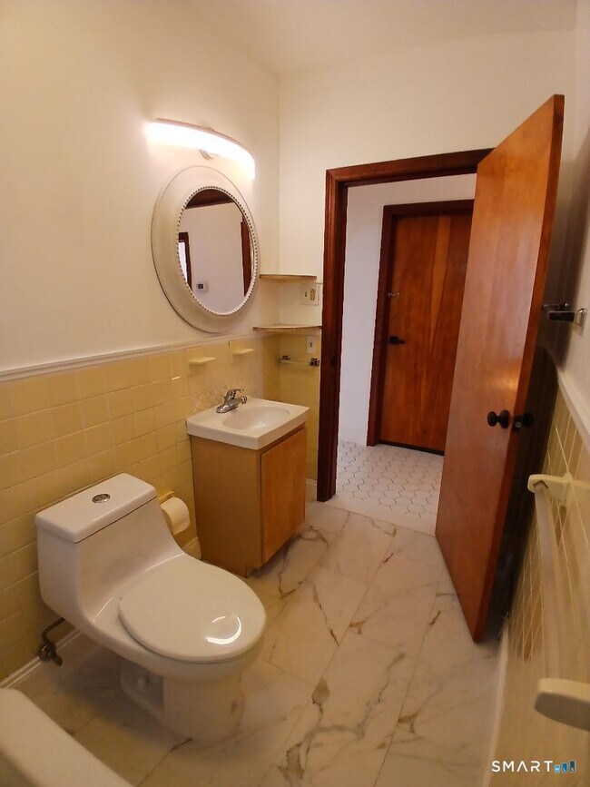 Building Photo - 16 Church St