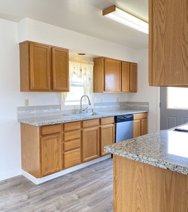 Building Photo - Spacious Well Maintained 3 Bedroom - 1 Bat...