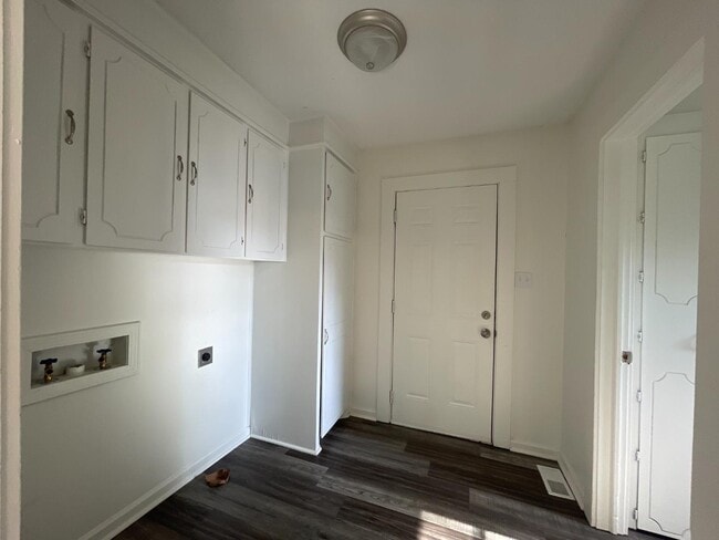 Building Photo - 597 N Forest St