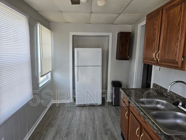 Building Photo - 236 S Mary Ellen St