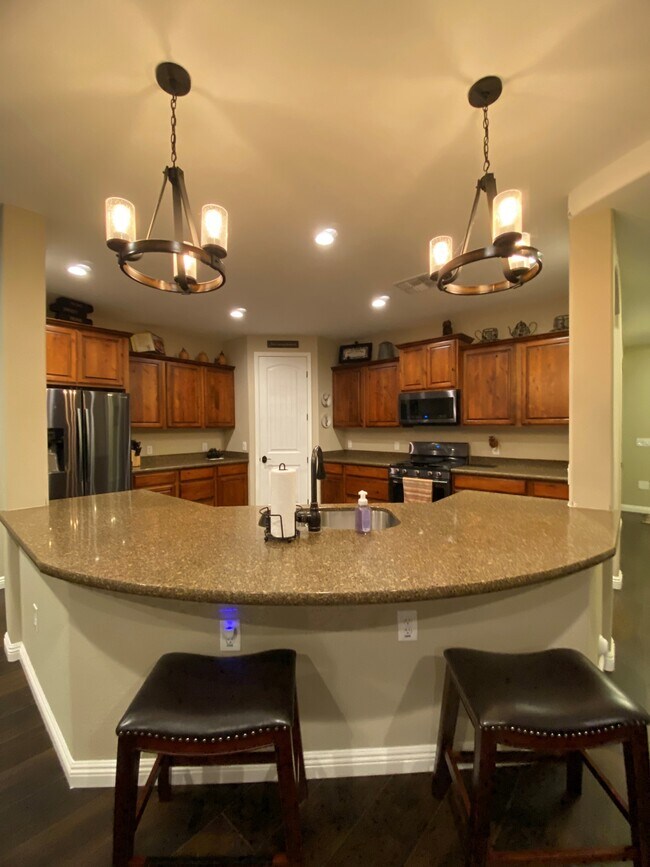 Building Photo - 826 Hemlock Ave